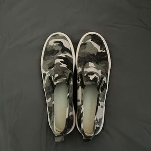 Tommy Bahama Slip-on Camo Sneakers